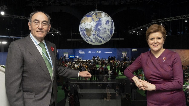 El presidente de Iberdrola, Ignacio Sánchez Galán, con la primera ministra de Escocia, xxxx, en la Conferencia de las Naciones Unidas sobre Cambio Climático de 2021 (COP26), celebrada en Glasgow.