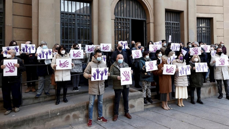 Momento de la concentración celebrada este miércoles por los sindicatos UGT y CCOO frente a la sede que comparten ambos sindicatos en repulsa del asesinato en Tudela de Sara Pina, a 12 de enero, Pamplona.