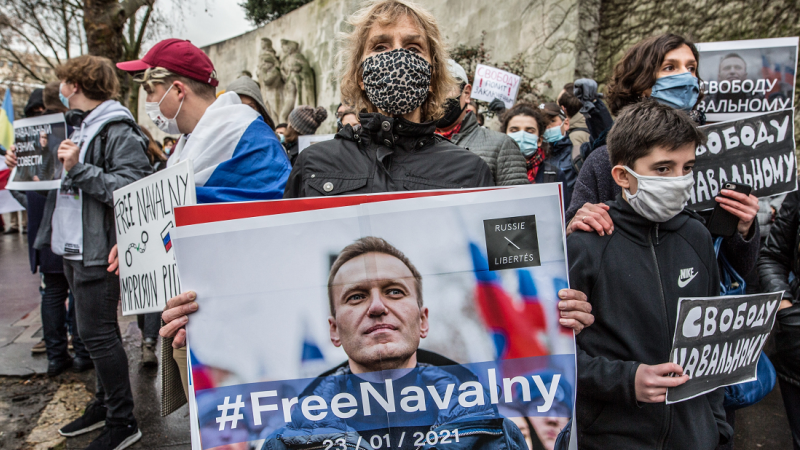 Un manifestante sostiene un cartel con la inscripción '#Free Navalny' durante una protesta en el Trocadero contra el encarcelamiento del líder de la oposición rusa Alexei Navalny, aa 23 de enero, en Paarís, Francia.