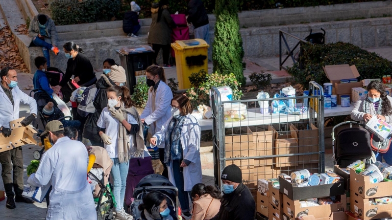 18/01/2022-Personas en riesgo de exclusión acuden a recoger alimentos, en la plaza de San Amaro, a 7 de enero de 2022, en Madrid (España).