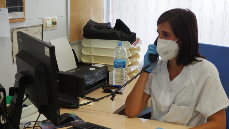 Una professional de l'atenció primària de l'ICS Girona atenent una consulta per telèfon.