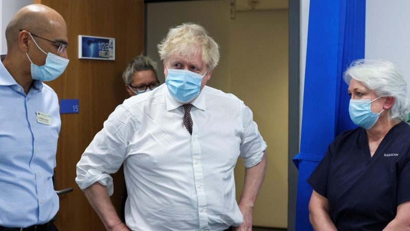 18/01/2022 El primer ministro británico, Boris Johnson, visita el Finchley Memorial Hospital, un hospital comunitario del Servicio Nacional de Salud