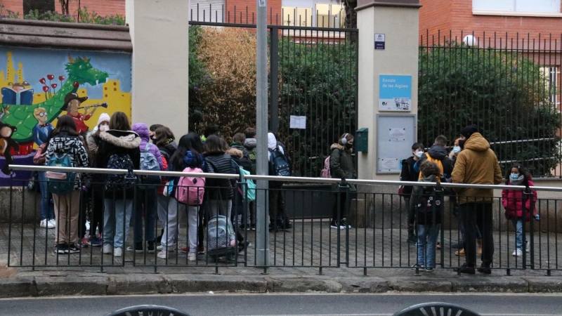 Pla general de l'Escola de les Aigües, amb pares i mares esperant alumnes.