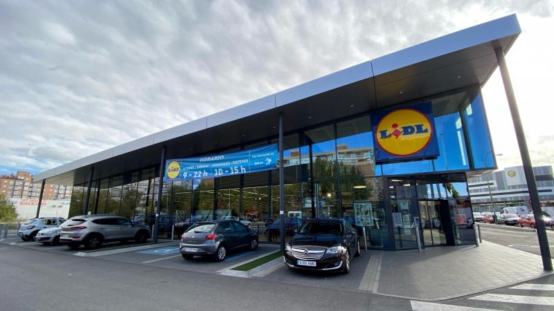 07/11/2019 Entrada de uno de los supermercados Lidl en Madrid