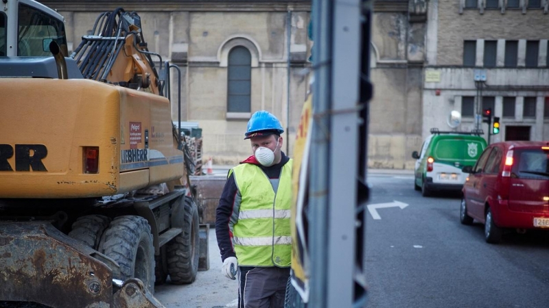 Un trabajador de la construcción trabaja en una obra en Pamplona. E.P./Eduardo Sanz