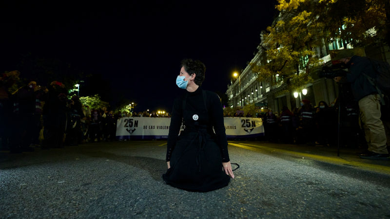 Una mujer protagoniza una performance en una manifestación convocada por Movimiento Feminista contra la violencia machista, a 25 de noviembre de 2021, en Madrid.