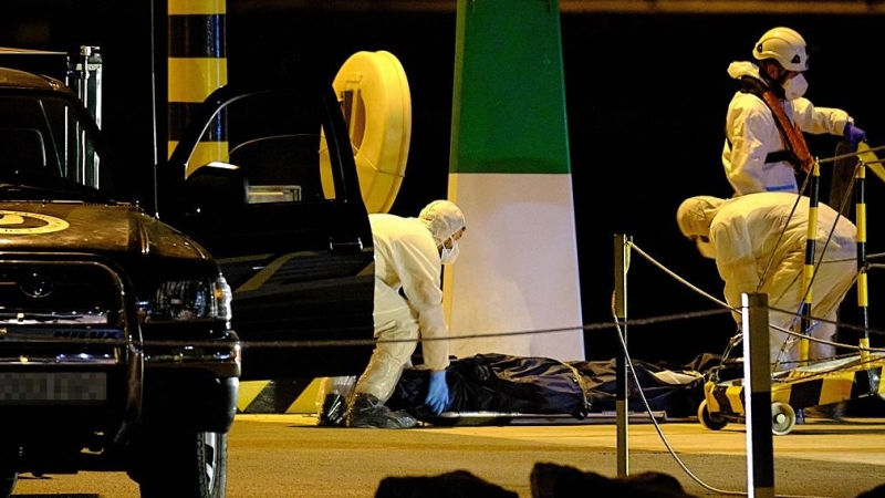 20/01/22-Trabajadores de una funeraria llevan los cadáveres de las tres mujeres migrantes que naufragaron en alta mar en la costa de Lanzarote, en Puerto del Rosario de Fuerteventura, a 25 de agosto de 2021, en Fuerteventura, Islas Canarias (España).