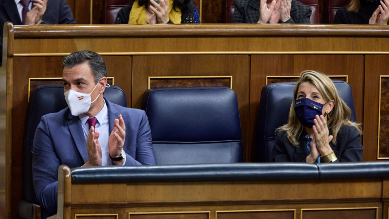 El presidente del Gobierno de España y secretario general del PSOE, Pedro Sánchez, y la vicepresidenta segunda del Gobierno, Yolanda Díaz, en una sesión plenaria, en el Congreso de los Diputados, a 2 de diciembre de 2021, en Madrid.