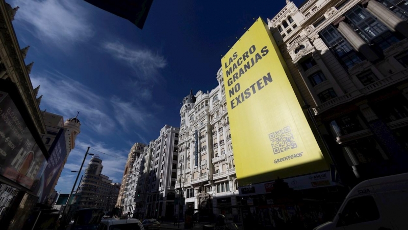 Greenpeace cuelga un cartel gigante en Madrid a favor del cierre de macrogranjas