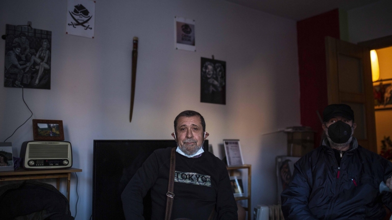 Juan Antonio López, de 61 años, en el salón del piso que ocupa en Vallecas desde hace cuatro años.