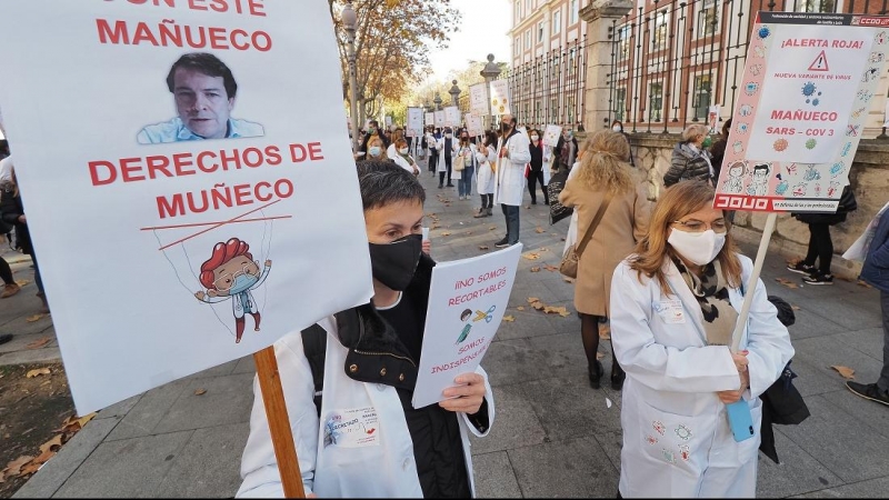 Convocados por sindicatos de Sacyl, profesionales de la sanidad se manifiestan con pancartas reivindicativas en protesta por el decreto publicado por la Junta sobre sus condiciones laborales, en Valladolid, Castilla y León (España), a 19 de noviembre de 2