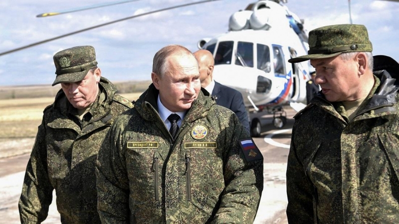 El presidente ruso Vladimir Putin (C), el ministro de Defensa ruso Sergey Shoygu (R) y el jefe ruso del Estado Mayor General de las Fuerzas Armadas, y el primer viceministro de Defensa Valery Gerasimov, llegan para supervisar ejercicios militares en el ca