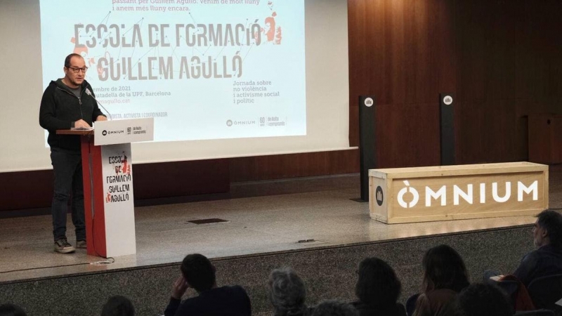 David Fernàndez intervé en la primera jornada formativa de l'Escola Guillem Agulló.