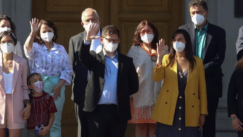 El presidente electo de Chile, Gabriel Boric , saluda junto con los nuevos miembros de su gabinete.