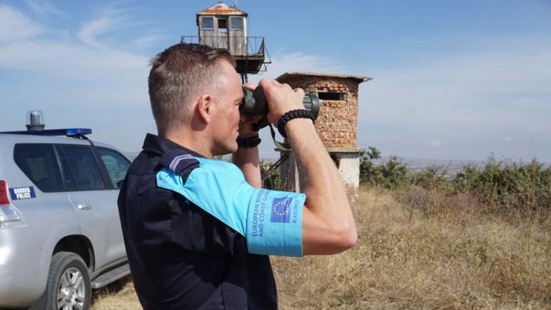 Un agente de Frontex realiza trabajos de vigilancia.