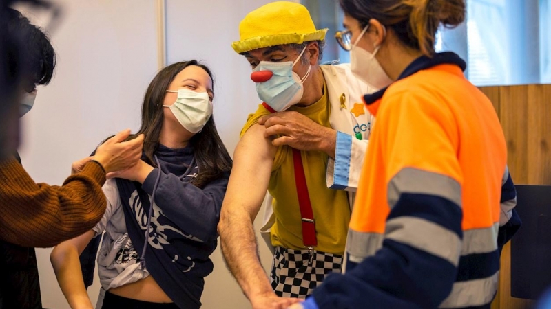 23/01/2022 Los payasos de Sonrisa Médica acompañan a las familias que se vacunen este fin de semana en el Espai Francesc Quetglas (Mallorca)