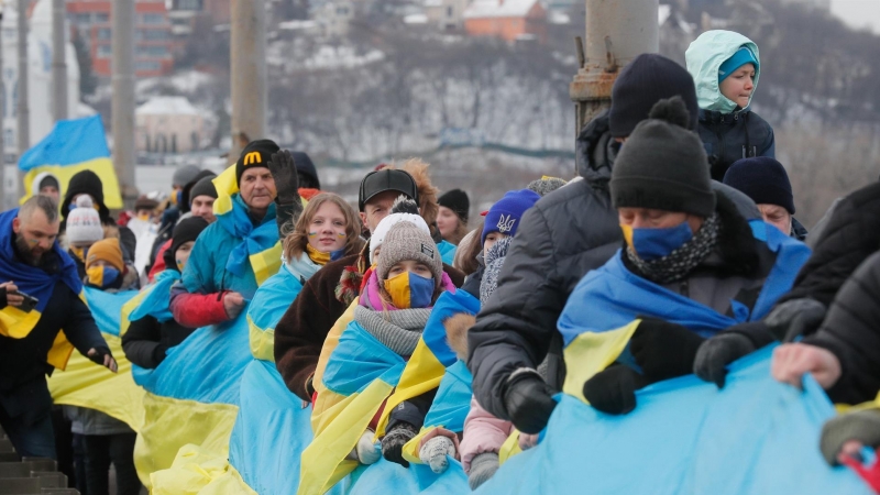 Los ucranianos forman una cadena simbólica a través de un puente, uniendo las orillas izquierda y derecha del río Dniéper en Kiev.