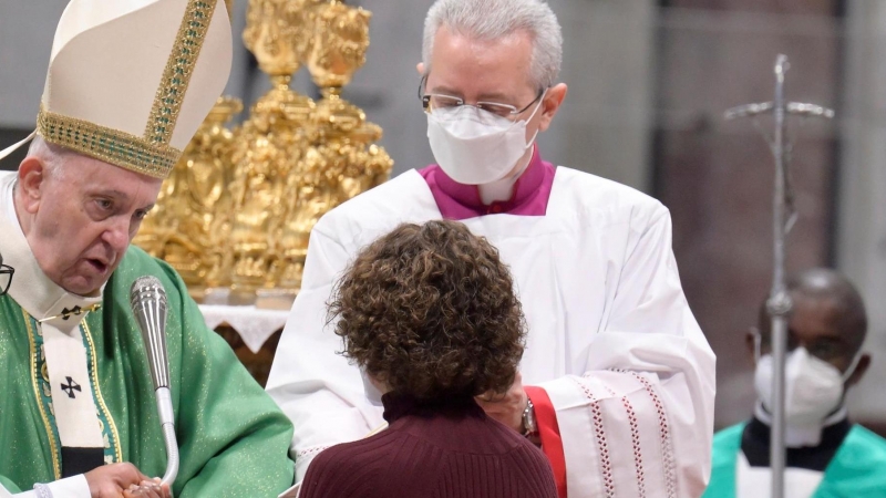 El Papa Francisco ofrece un Crucifijo durante una Misa en la Basílica de San Pedro