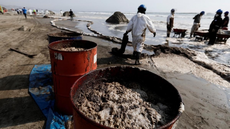 20/01/2022 Varios trabajadores limpian la costa peruana tras el derrame de crudo en Ventanilla