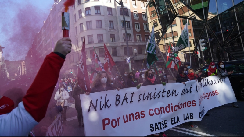 Varias personas en la manifestación contra el 'colapso' en los ambulatorios, en la Plaza del Sagrado Corazón, a 23 de enero de 2022, en Bilbao