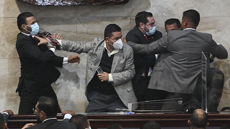 23/01/2022 El diputado del Partido Libertad y Refundación (Libre) Rassel Tome trata de agredir a Jorge Calix en el Parlamento de Honduras