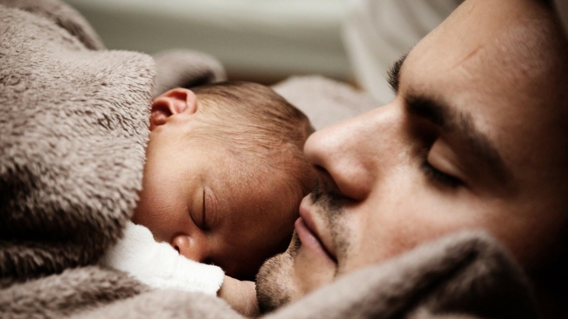 Un padre sostiene a su hijo.