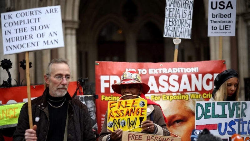 Los partidarios del fundador de WikiLeaks, Julian Assange, protestan frente al Tribunal Superior de Justicia de Londres, Gran Bretaña, el 24 de enero de 2022.