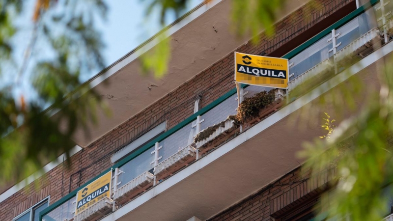 Foto de archivo. Cartel de alquiler en un edificio de la capital, a 27 de octubre de 2021, en Madrid.