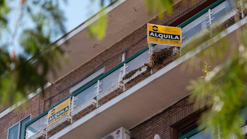 Foto de archivo. Cartel de alquiler en un edificio de la capital, a 27 de octubre de 2021, en Madrid.