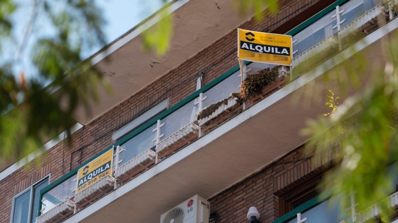 Foto de archivo. Cartel de alquiler en un edificio de la capital, a 27 de octubre de 2021, en Madrid.