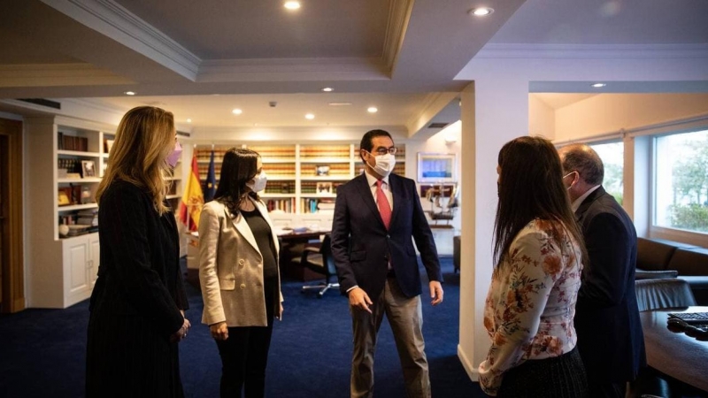 La presidenta nacional de Cs, Inés Arrimadas, la secretaria general, Marina Bravo, y la diputada y portavoz económica, María Muñoz, reunidas con el presidente de ATA, Lorenzo Amor, y el presidente de la CEOE, Antonio Garamendi.