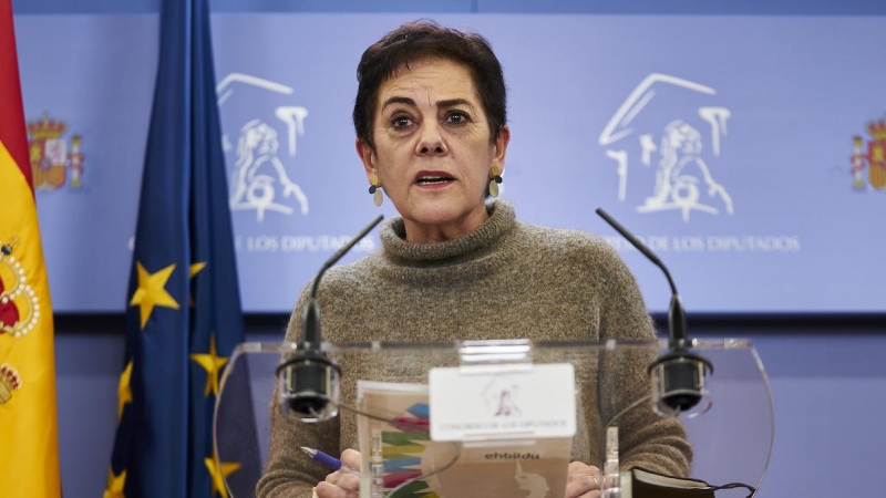 La portavoz de EH Bildu en el Congreso, Mertxe Aizpurua, en una rueda de prensa anterior a una Junta de Portavoces en el Congreso de los Diputados, a 21 de diciembre de 2021, en Madrid.