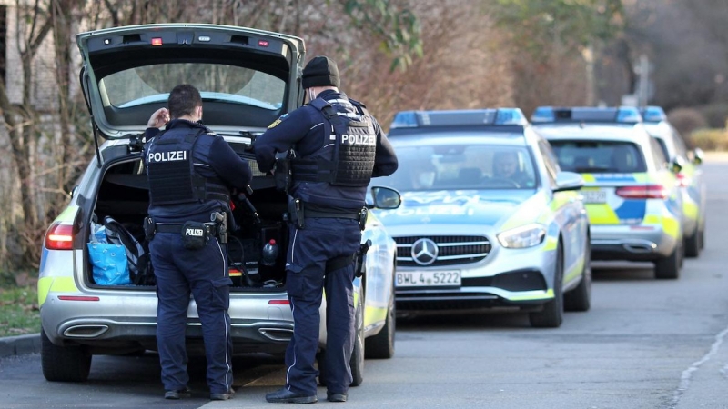 Varios agentes llegan al complejo de la Universidad de Heidelberg, en el suroeste de Alemania, después del ataque perpetrado por un hombre armado el 24 de enero de 2022.