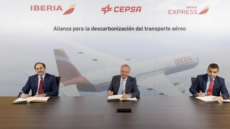 El presidente y consejero delegado de Iberia, Javier Sánchez-Prieto (i), el consejero delegado de Cepsa, Maarten Wetselaar (c), y el consejero delegado de Iberia Express, Carlos Gómez (d), en la firma del acuerdo.