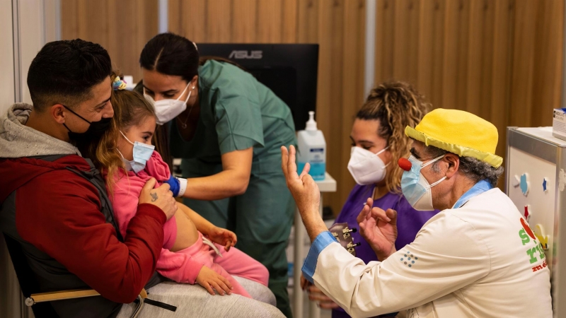 Los payasos de Sonrisa Médica han acompañado a las familias que se vacunaran este pasado fin de semana en el Espai Francesc Quetglas (Mallorca).