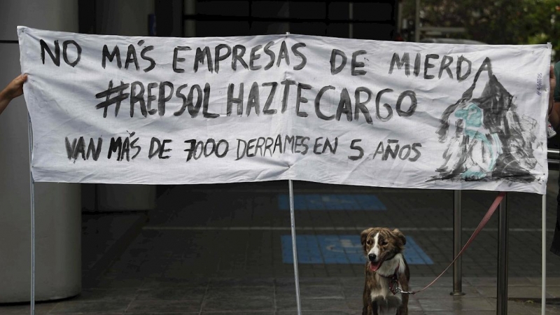 Activistas protestan frente a las instalaciones de Repsol en Lima, a quien culpan de la catástrofe acontecida en la refinería de La Pampilla.