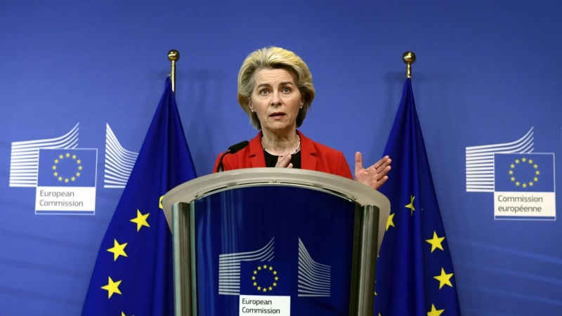 La presidenta de la Comisión Europea, Ursula von der Leyen, ofrece una declaración institucional sobre Ucrania en la sede de la UE en Bruselas este lunes 24 de enero de 2022.