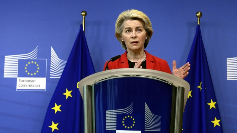 La presidenta de la Comisión Europea, Ursula von der Leyen, ofrece una declaración institucional sobre Ucrania en la sede de la UE en Bruselas este lunes 24 de enero de 2022.