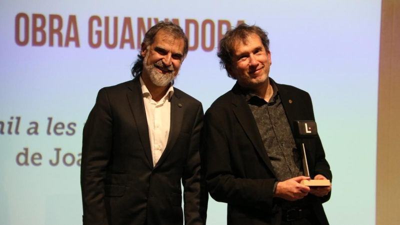 El president d'Òmnium, Jordi Cuixart, amb el guanyador del cinquè Premi Òmnium a la Millor Novel·la de l'Any, Joan Lluís-Lluís, a la llibreria Ona.