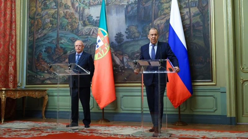 El Ministro de Relaciones Exteriores de Rusia, Sergey Lavrov, y el Ministro de Relaciones Exteriores de Portugal, Augusto Santos Silva (no en la foto), asisten a una conferencia de prensa conjunta después de su reunión.