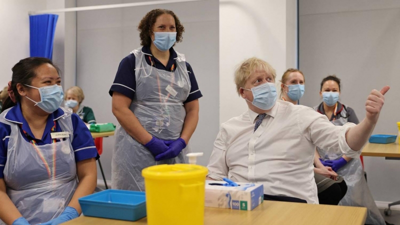 Boris Johnson durante su visita al centro de vacunación ubicado en el hospital Milton Keynes de Londres este lunes 24 de enero de 2022.