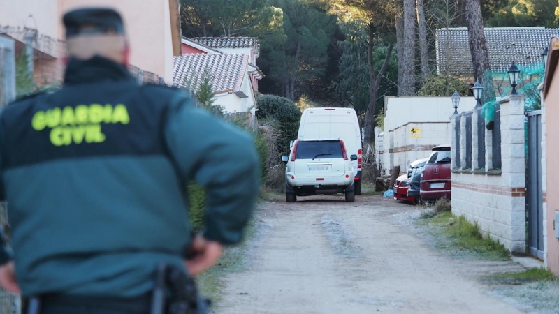 Un agente de la Guardia Civil vigila la llegada del furgón con el investigado por la desaparición de Esther López de la Rosa en Traspinedo (Valladolid), a 25 de enero de 2022.