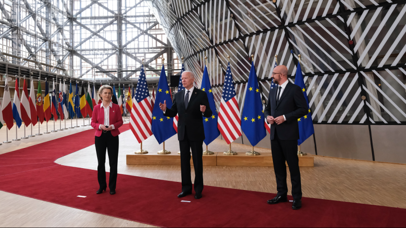 ARCHIVO. La presidenta de la Comisión Europea, Ursula von der Leyen, el presidente de los EE. UU., Joe Biden, y el presidente del Consejo Europeo, Charles Michel, llegan a una conferencia de prensa.