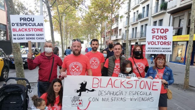 Familias afectadas por el fondo buitre Blackstone protestan en Barcelona.