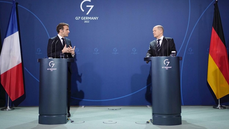 El canciller alemán Olaf Scholz y el presidente francés Emmanuel Macron celebran una conferencia de prensa conjunta antes de su reunión en Berlín, Alemania, el 25 de enero de 2022. La reunión se centrará en la presidencia francesa del Consejo de la UE y l