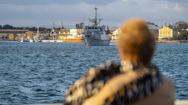 Una persona observa el cazaminas Sella zarpar del puerto de Cartagena para integrarse en la Snmcmg 2 de la OTAN, a 25 de enero de 2022, en Cartagena, Murcia.