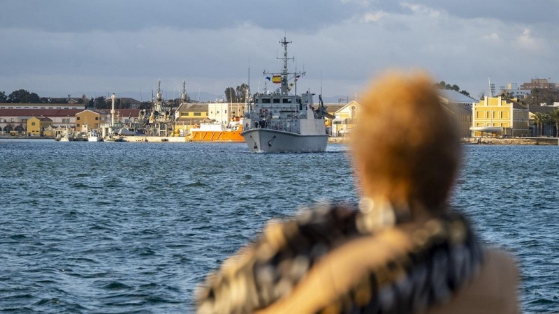 Una persona observa el cazaminas Sella zarpar del puerto de Cartagena para integrarse en la Snmcmg 2 de la OTAN, a 25 de enero de 2022, en Cartagena, Murcia.