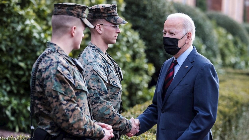 El presidente de los Estados Unidos, Joe Biden, saluda a los infantes de marina fuera del Cuartel de la Marina mientras realiza una caminata sorpresa por el Barracks Row en Washington, DC, EE. UU., el 25 de enero de 2022.