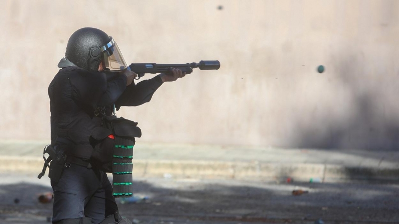 Un policía dispara una bala de goma contra con los manifestantes en la huelga del metal de Cádiz, en el barrio del Río de San Pedro en Puerto Real, en noviembre de 2021. E.P./Nacho Frade