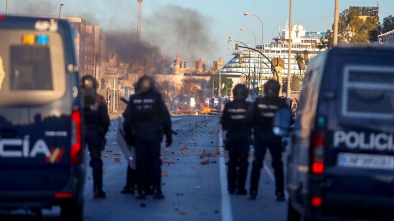 Agentes antidisturbios de la Policía frente a una barricada en la huelga del metal en Cádiz, en noviembre del 2021. E.P/Nacho Frade